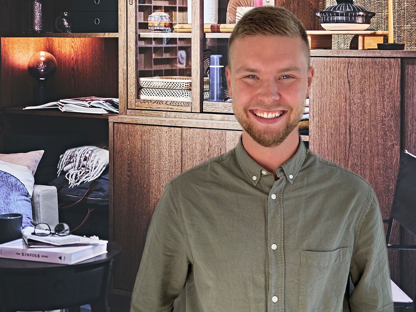 En person framför ett smart vardagsrum.