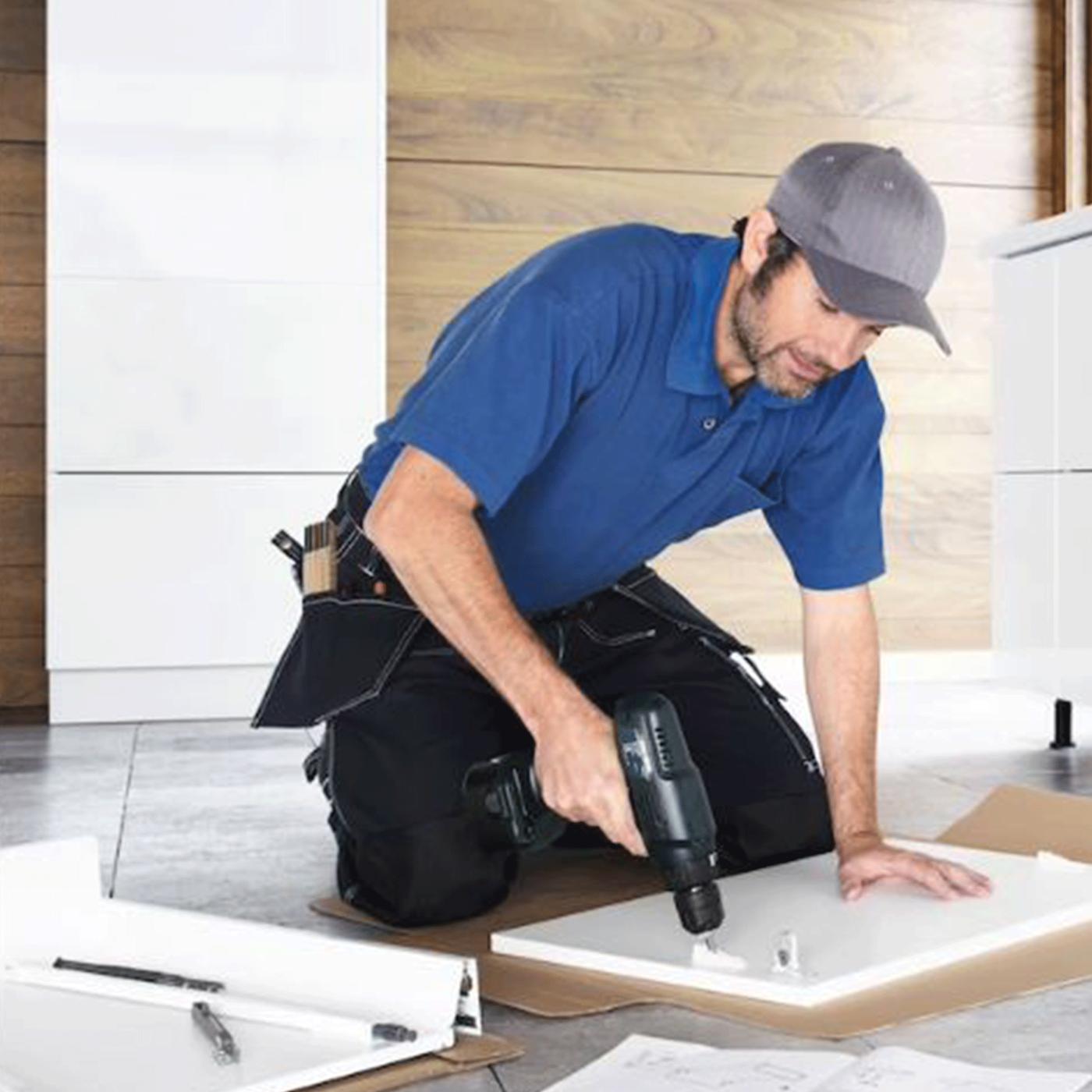 En person skrur sammen IKEA møbler.