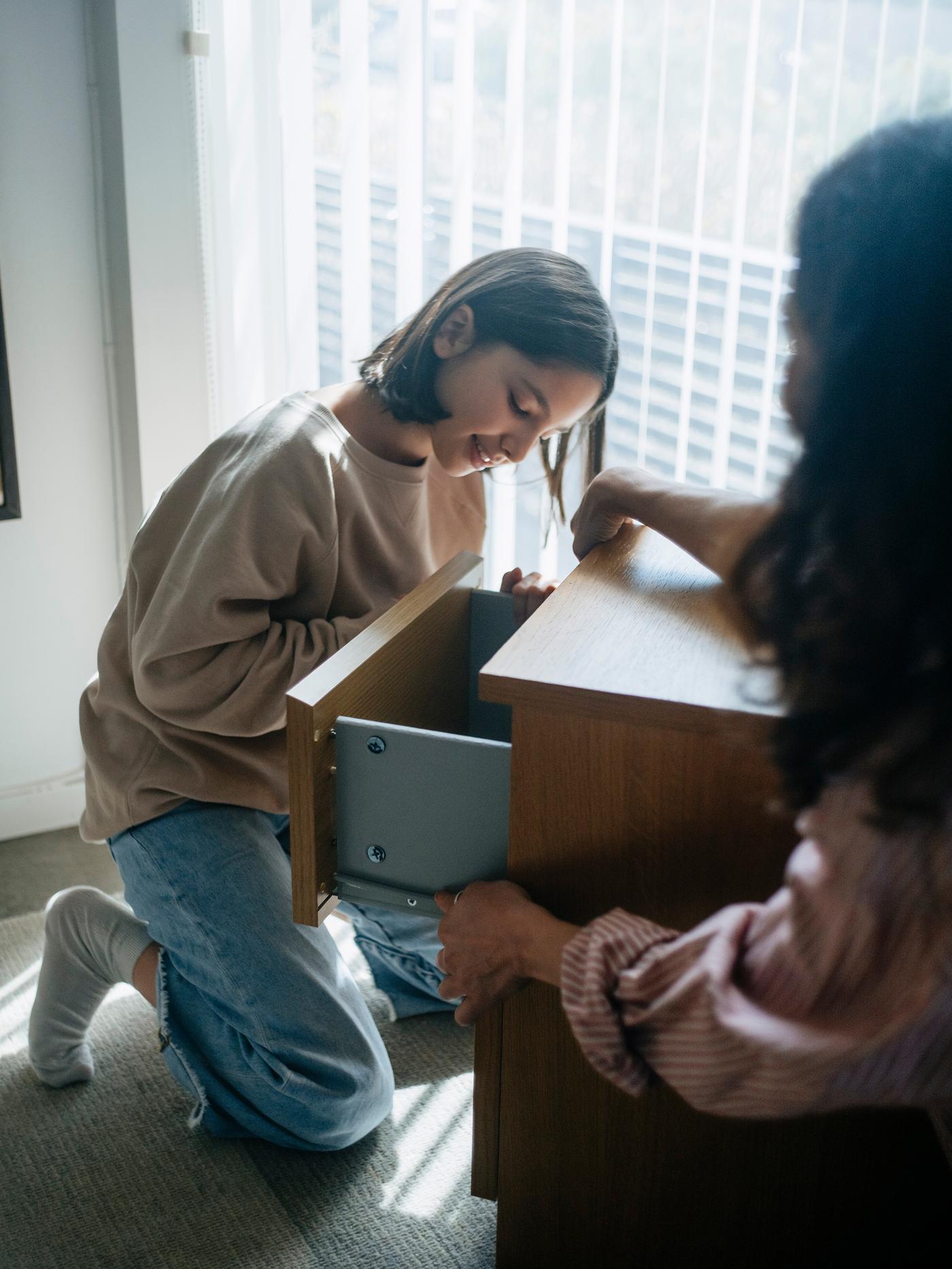 En person som etterskrur MALM kommode.