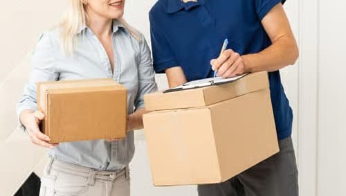 En person som hämtar ut ett paket.