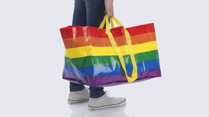 En person som håller en STORSTOMMA regnbågskasse