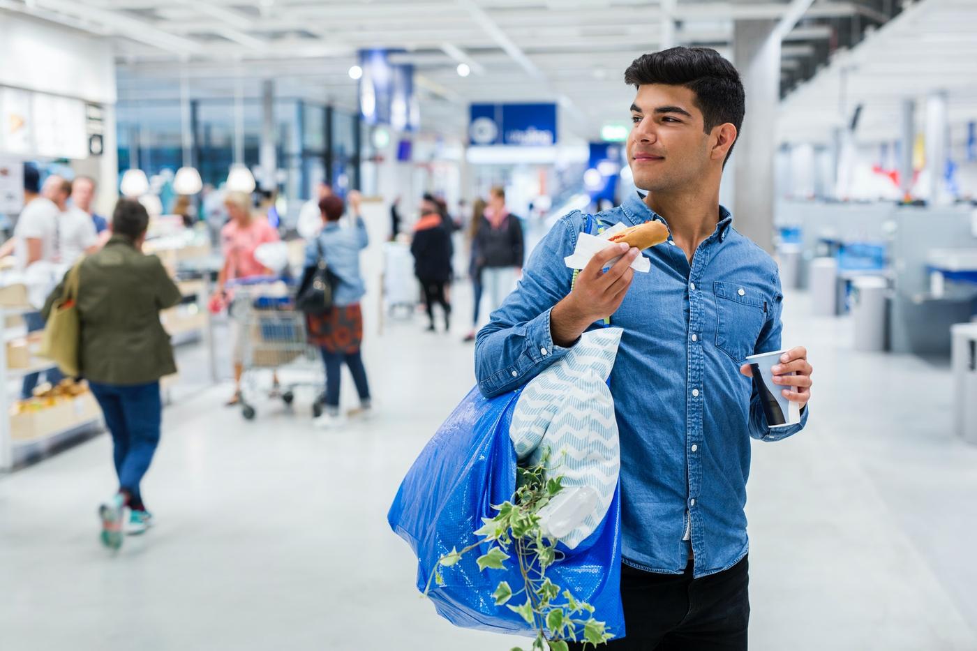 En person som handlar i ett IKEA varuhus