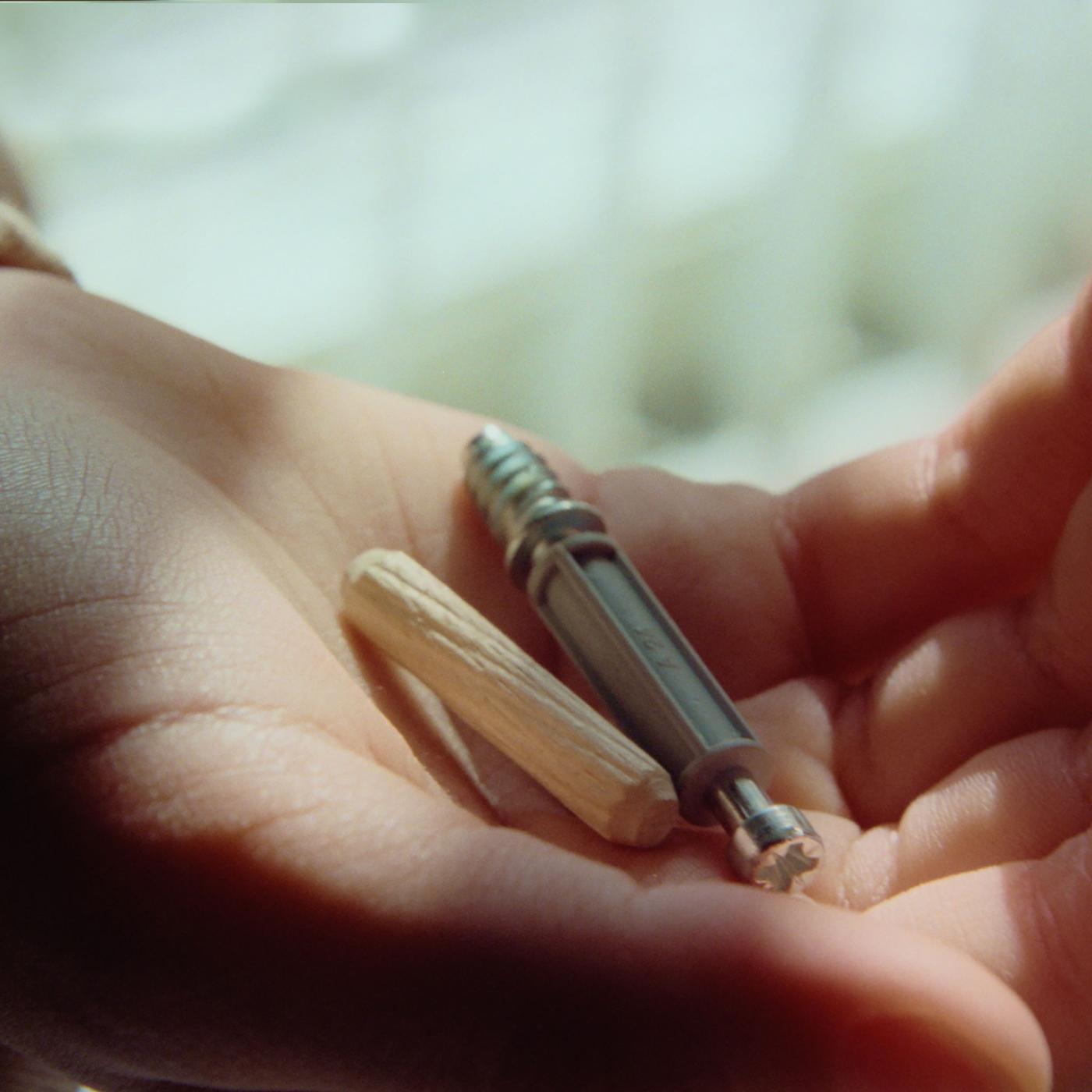 En person som holder reservedeler.