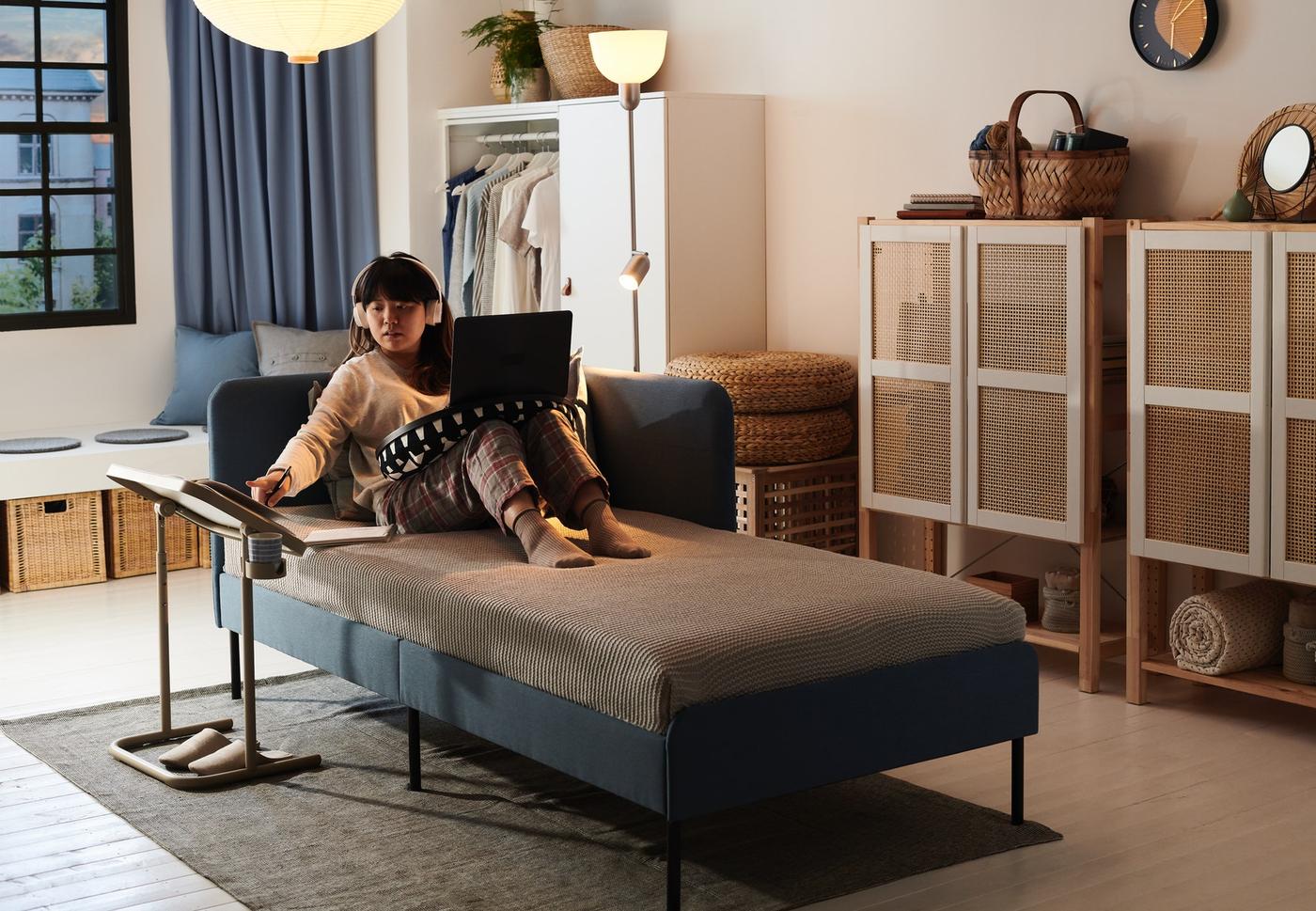 En person som sitter ner och vilar på en sits