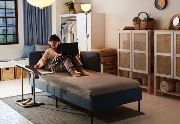 En person som vilar i en bäddsoffa