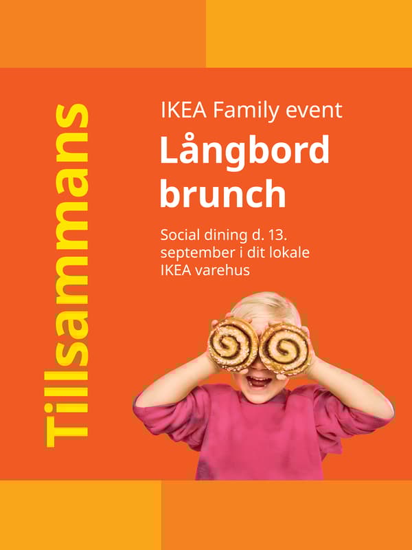 En pige holder et par kanelsnegle op foran øjnene mens hun smiler hun er iført en lyserød bluse og baggrunden er orange til venstre i billedet står tilsammans og IKEA Family event samt Långbord brunch.