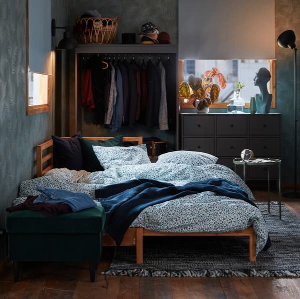 En pin robuste, le lit divan IKEA TARVA a un petit dossier fixé dans deux angles. Soulevez le deuxième cadre et posez-le à terre, et hop, un deuxième lit!