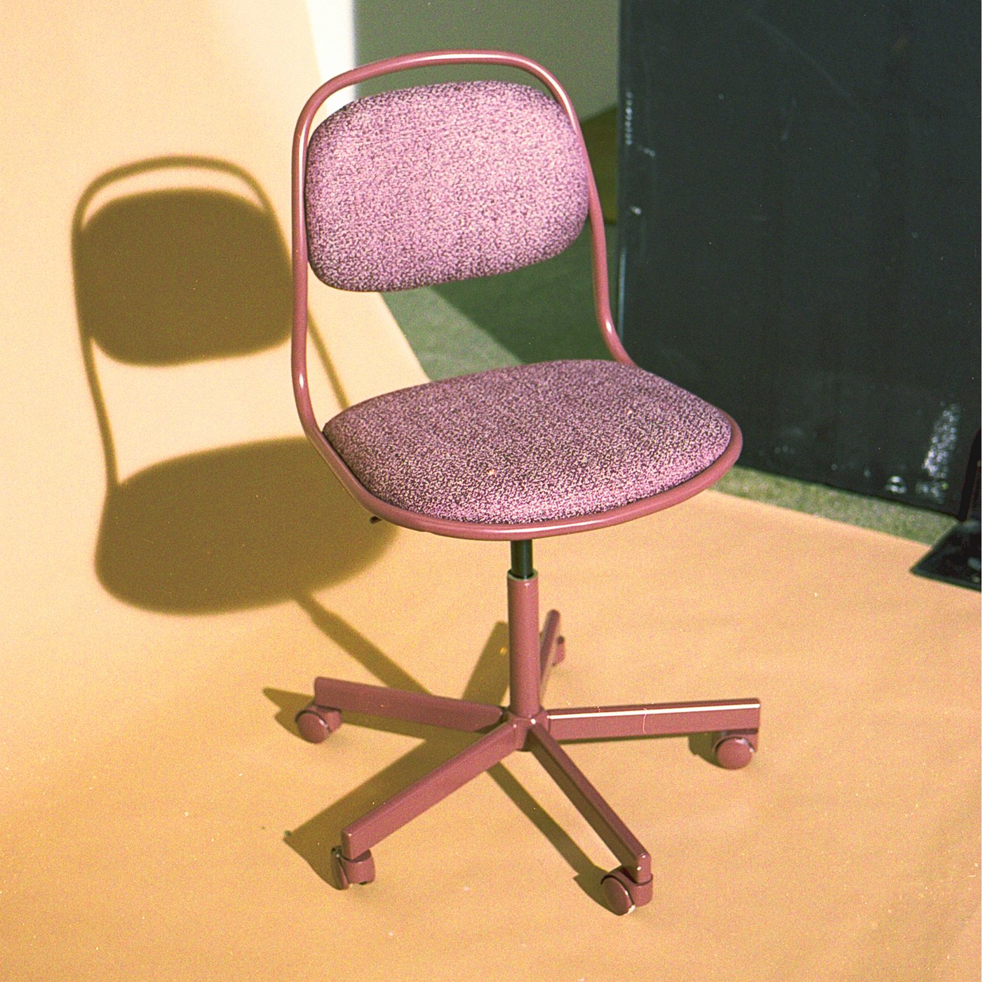 En pink stol som er del af FÖRNYA projektet hos IKEA.