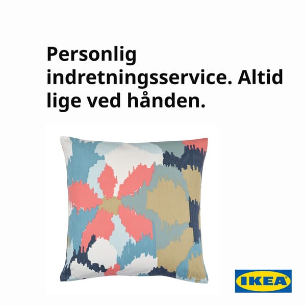 En pude med mønstret betræk hvor der står personlig indretningsservice altid lige ved hånden.