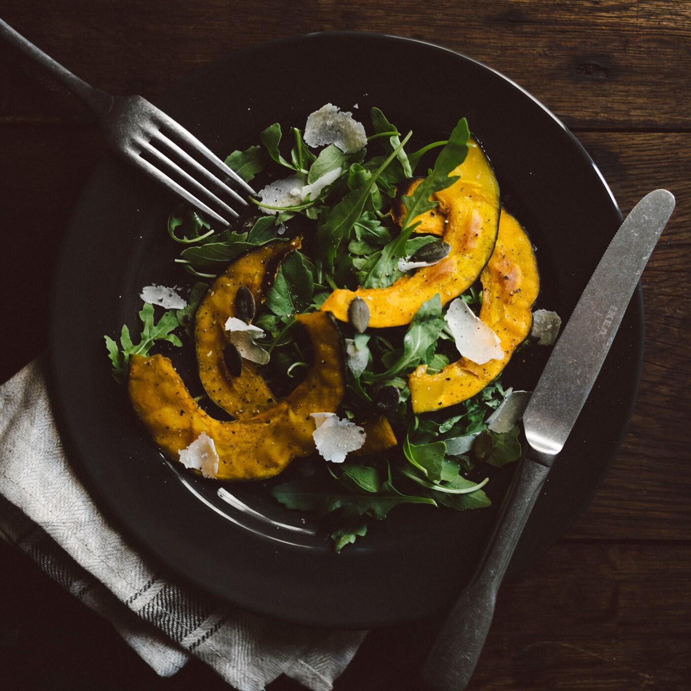 En pumparätt på en svart tallrik.