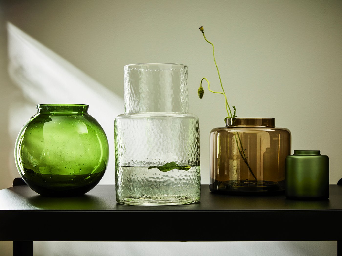 En samling KONSTFULL vaser som är en del av vårens sortiment på IKEA