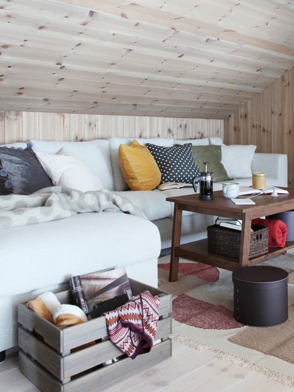 En sofa i en hytte.