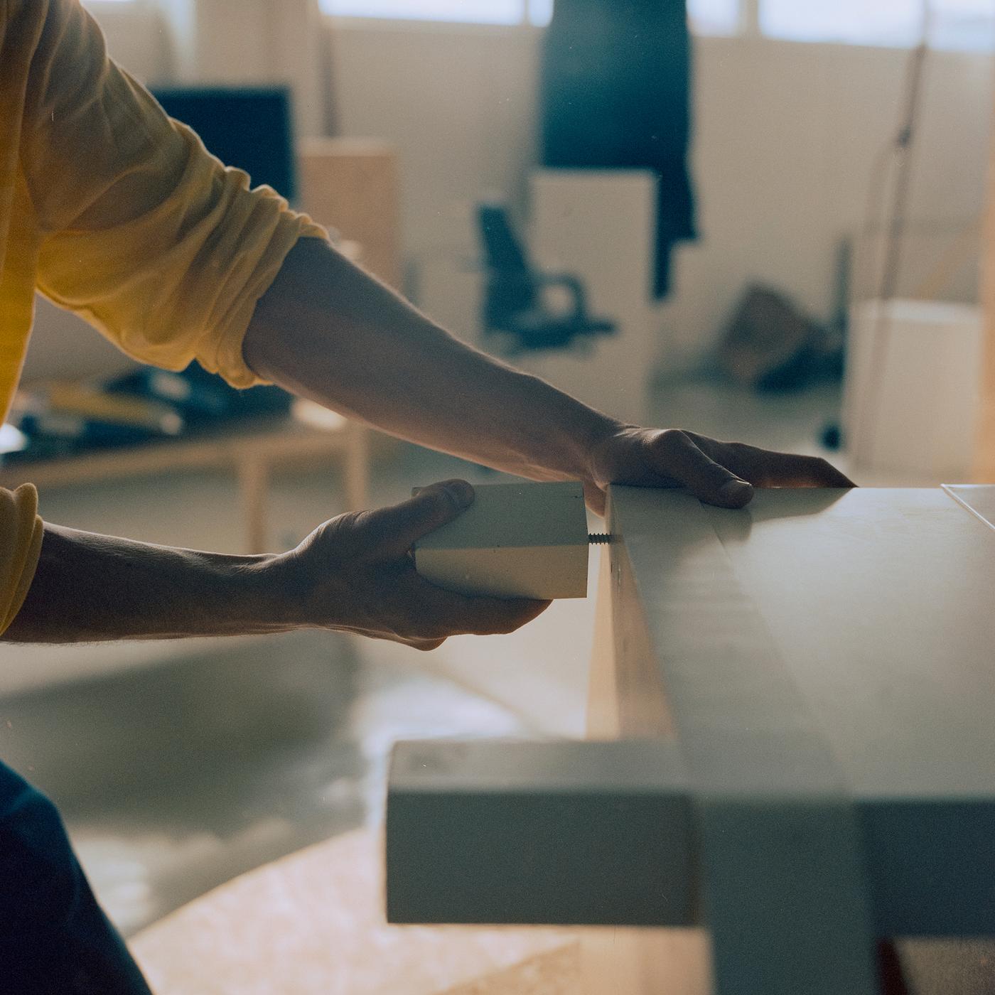 En som setter på nye kommode-ben.