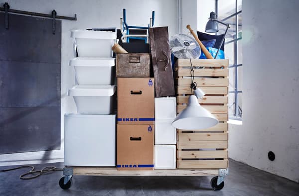 En stabel av bokser, esker og kurver.