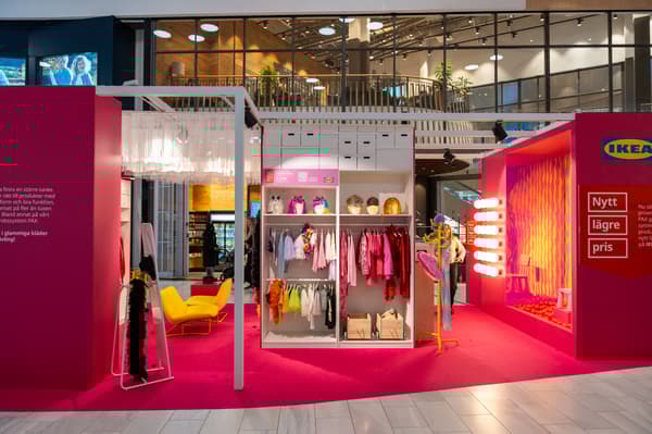 En stor rosa walk-in closet byggd av IKEA:s PAX-garderober.