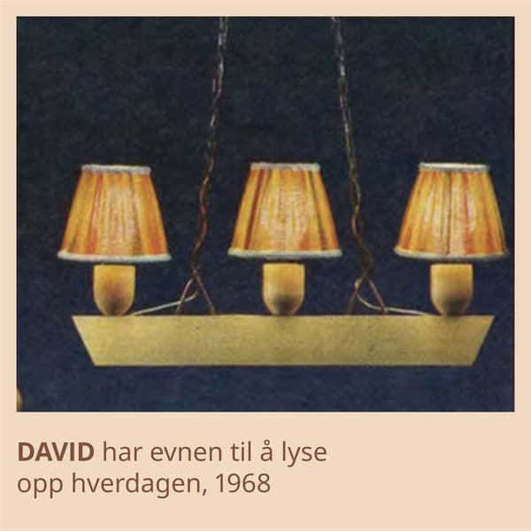 En taklampe med  tre lamper med skjerm.