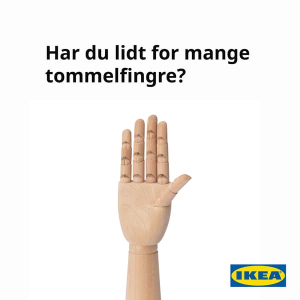 En træhånd og en tekst hvor der står har du lidt for mange tommelfingre