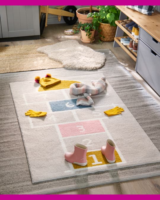 En un dormitorio infantil hay un tapete con un juego dibujado.
