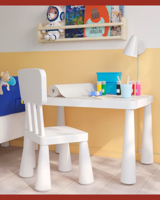 En un dormitorio infantil una mesa MAMMUT blanca con una silla MAMMUT blanca en frente.