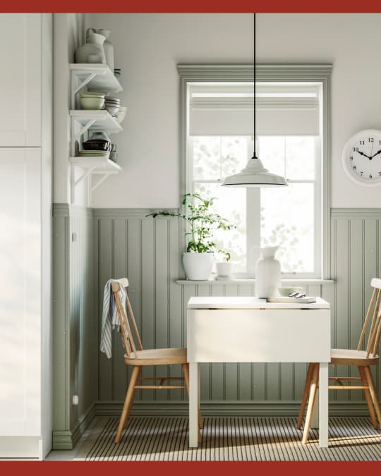 En una cocina un comedor pequeño sobre una alfombra beige.