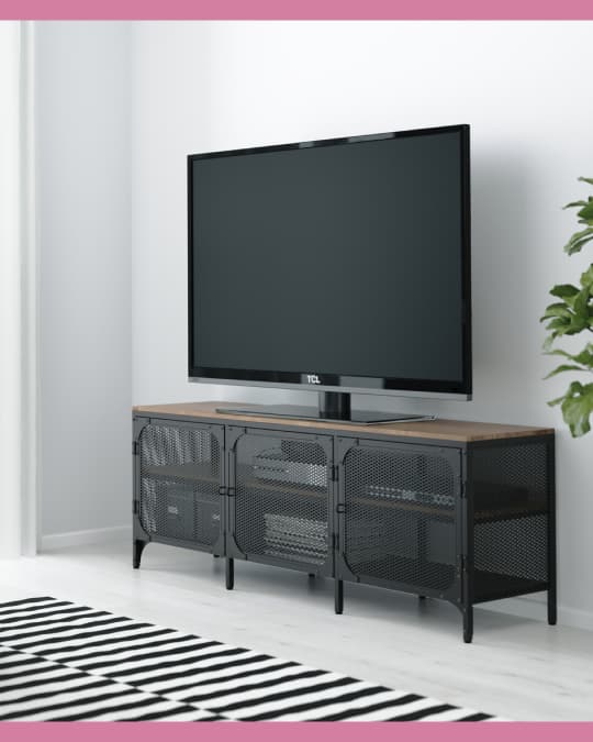 En una muralla de una sala un mueble para TV de fierro con cubierta de madera.