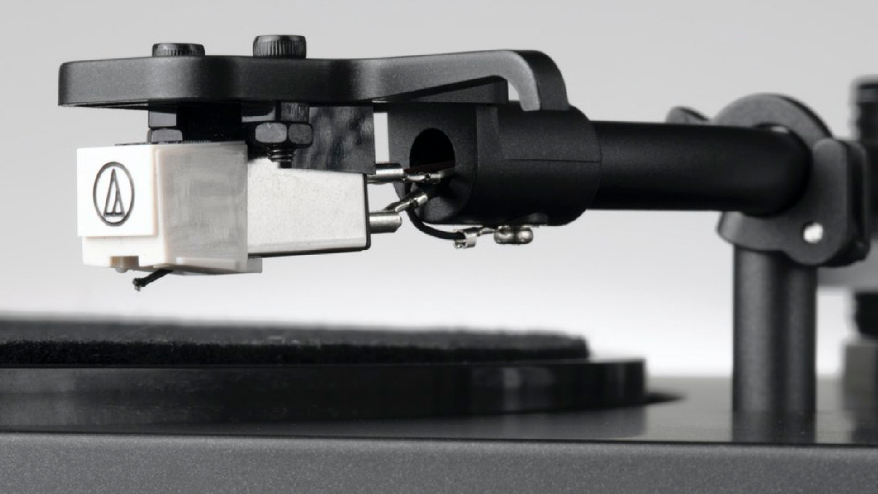 En vinylspelare, bilden är svart och vit. 