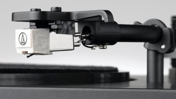 En vinylspelare, bilden är svart och vit. 