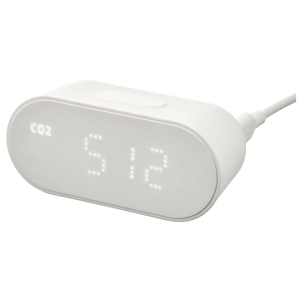 En vit luftkvalitetsmätare ligger på en bänk.