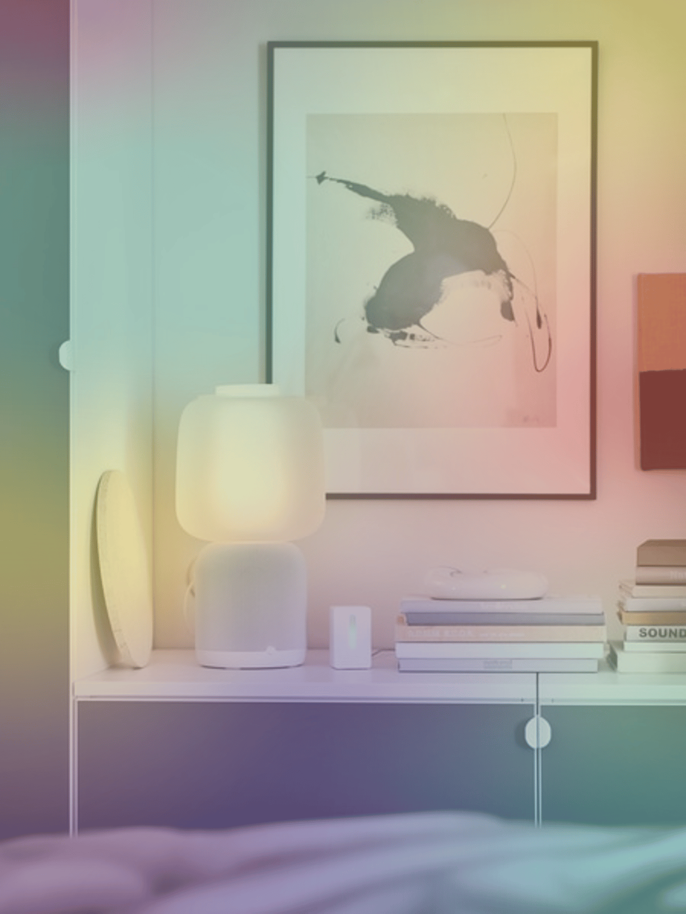 Enceinte lampe posée sur une commode dans une chambre 