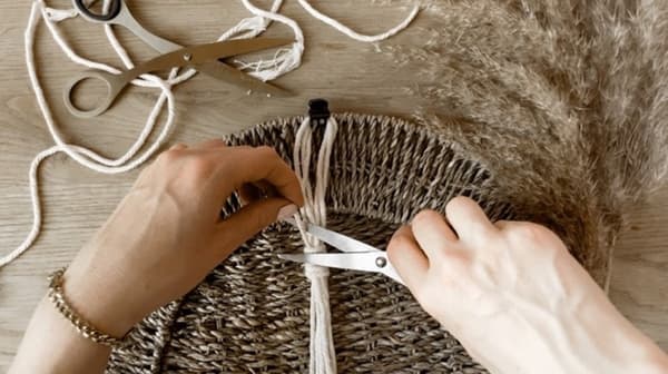 Enden des Arbeitsfadens werden abgeschnitten