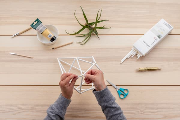 Enden werden zusammengeknotet.