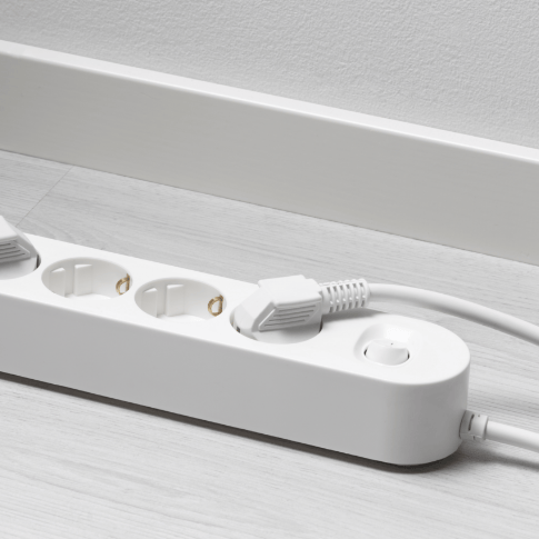 Endoll blanc a terra.