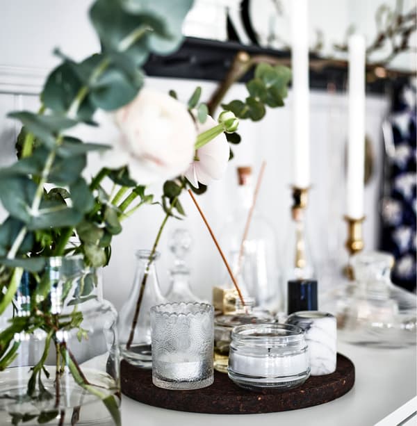 Endroit parfumé avec bougies, fleurs et parfums. Quelle est votre chambre à coucher idéale?