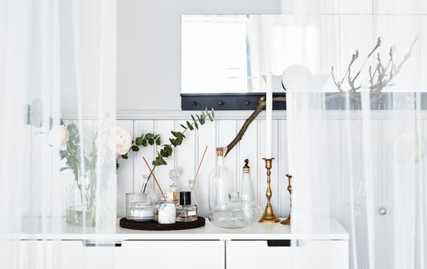 Endroit parfumé avec bougies, fleurs et parfums. Quelle est votre chambre idéale?