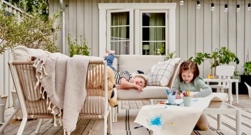 enfant allongés sur un canapé d'exterieur