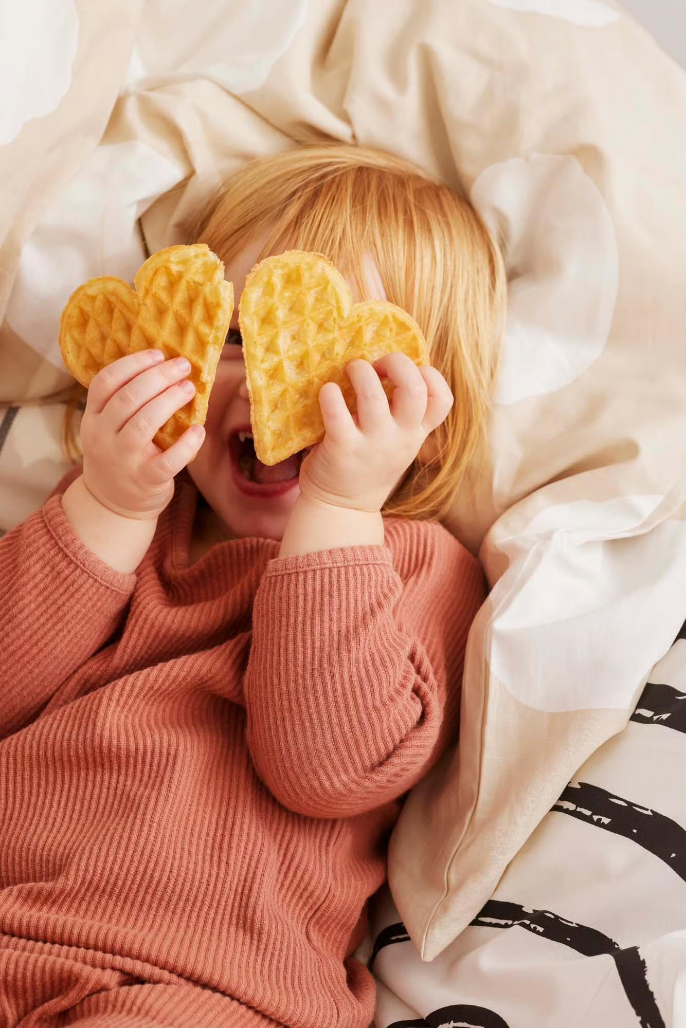 enfants avec des gauffres ikea