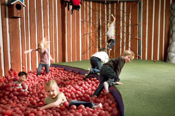 Enfants s'amusant dans la zone de jeu d'un magasin IKEA. 