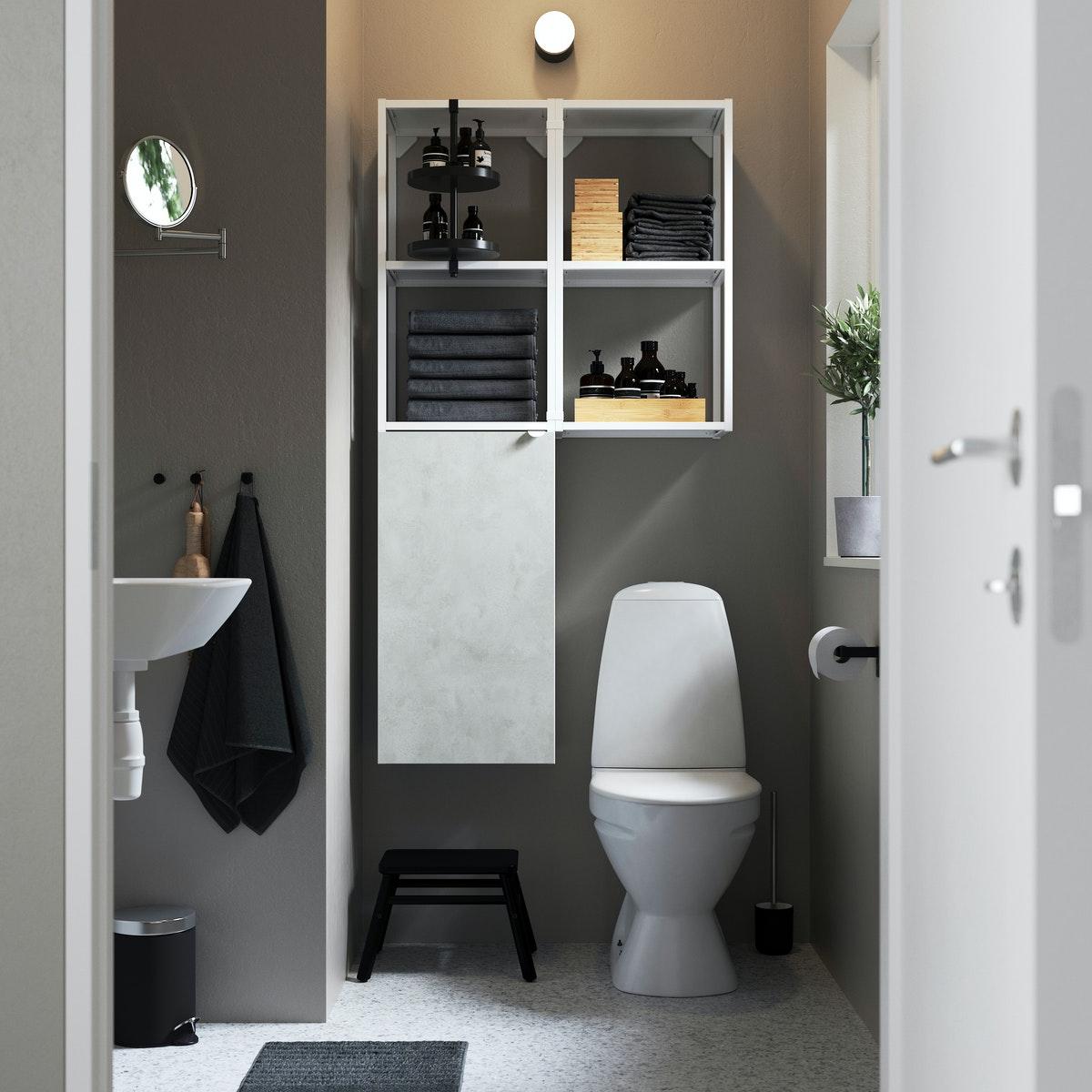 ENHET Badezimmermöbel - Wandregal und Badezimmerschrank mit weißten Fronten