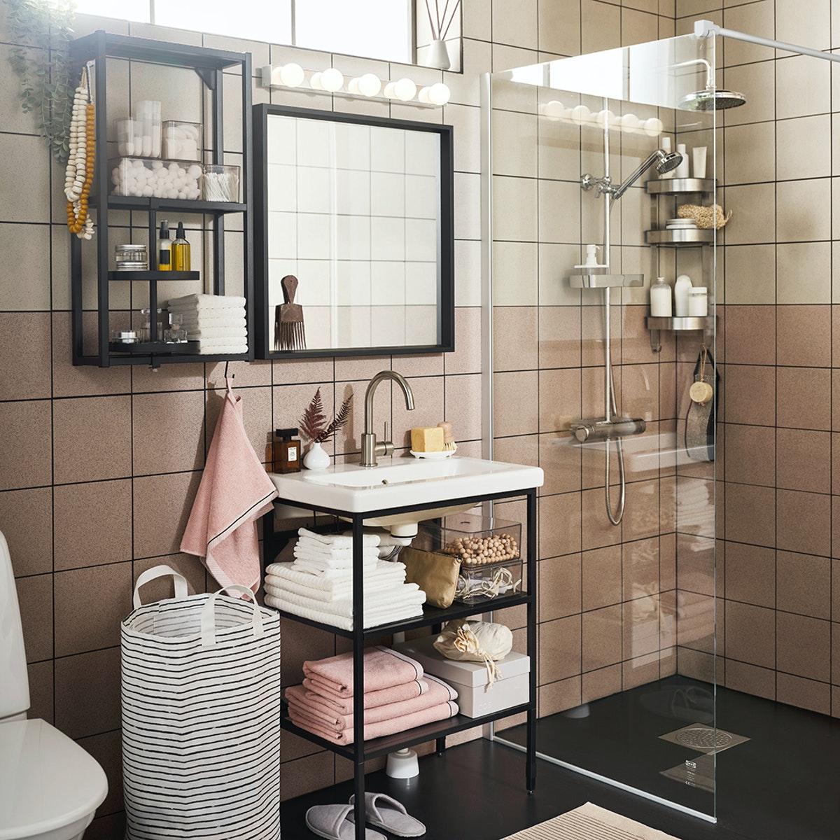 ENHET Waschtisch und schwarzer Spiegel in einem kleinen Badezimmer