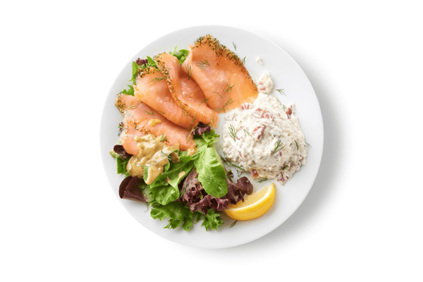 Ensalada de Estocolmo, servida sobre verduras mixtas con salmón marinado
