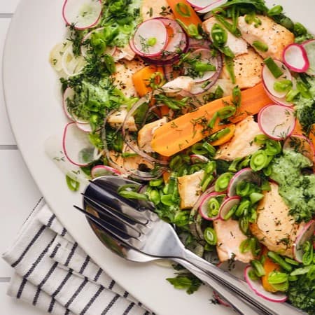 Ensalada de salmón y verduras con salsa de ajo