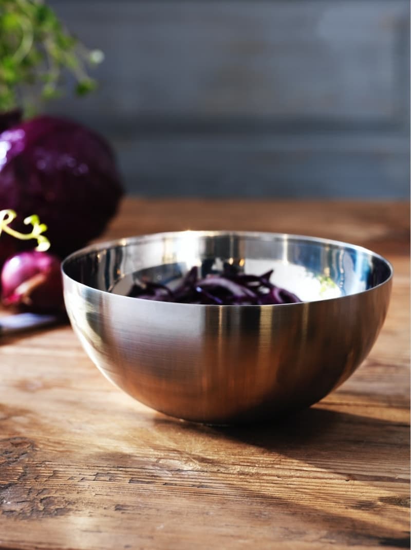 Ensaladeres i bols per a servir.