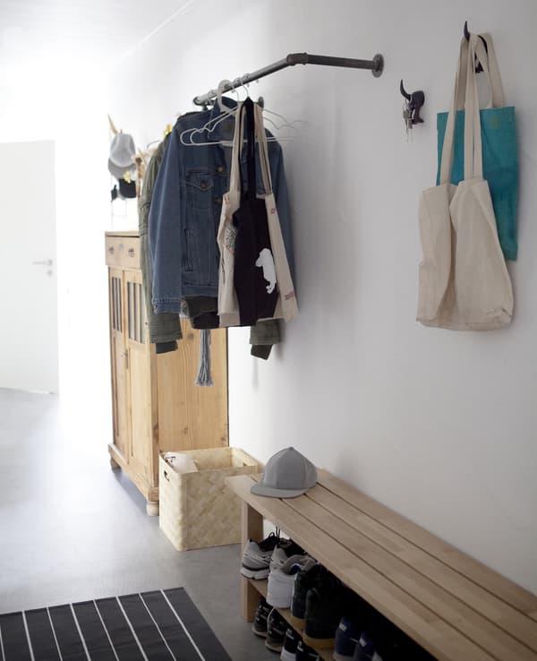 Entrée ouverte, avec banc, tringle, crochets et armoire.