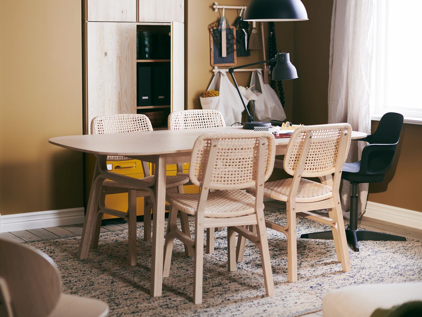 Entrez dans une maison fondée sur une vie minimaliste et plus consciente avec un nouveau-né.