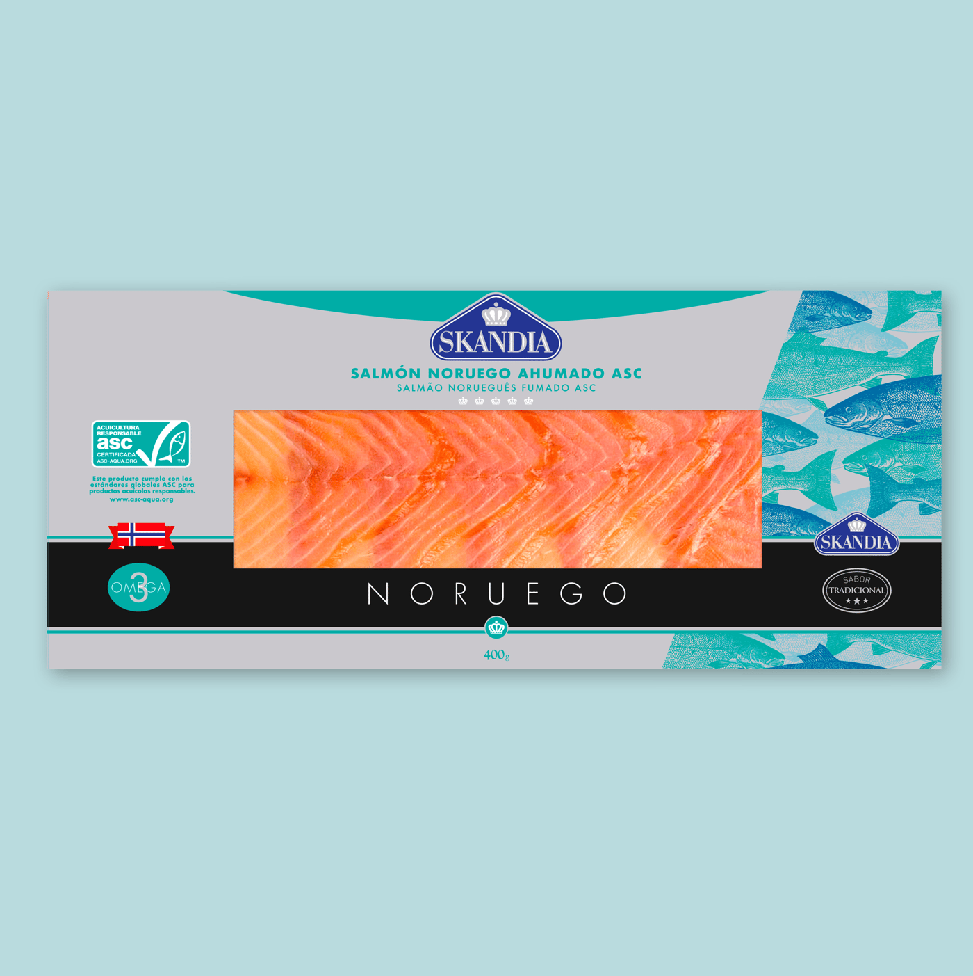 Envàs de salmó fumat noruec SKANDIA ASC de 400 g, amb disseny blau i platejat sobre un fons blau clar.