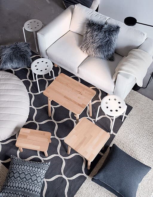 Envie de fêtes à l’abri du stress ? Relooke le séjour avec des meubles faciles d’entretien. IKEA propose une gamme de meubles modernes, comme le tapis gris STOCKHOLM 2017 et son motif de filet. Comme il est tissé à plat, il est facile à aspirer.