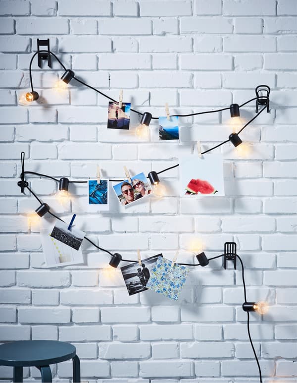 Envie de nouvelles idées pour le séjour? Crée une ambiance cosy en décorant une guirlande lumineuse avec tes photos préférées! IKEA propose un vaste choix de guirlandes lumineuses, comme la guirlande LED SVARTRÅ N noire, qui crée un joli éclairage décoratif.