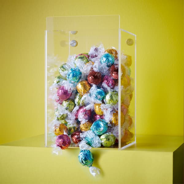 Envie d'un distributeur de bonbons personnel ? Utilisez la boîte vitrée BJÖRNARP de chez IKEA. Comme elle est en acrylique transparent, vos yeux pétilleront de gourmandise. Pour attraper un bonbon, il suffit de faire glisser le couvercle vers le haut.