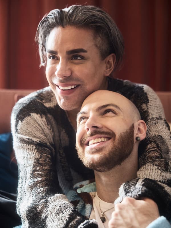 Envy et son copain se font un câlin sur leur canapé.