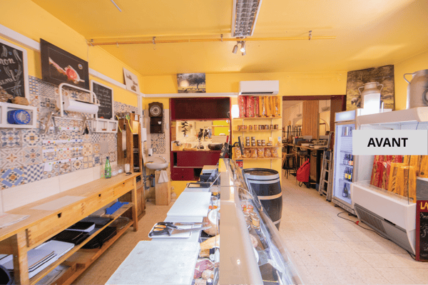 Epicerie fine avec un plan de travail en bois et des vitrines de présentation pour des produits frais.